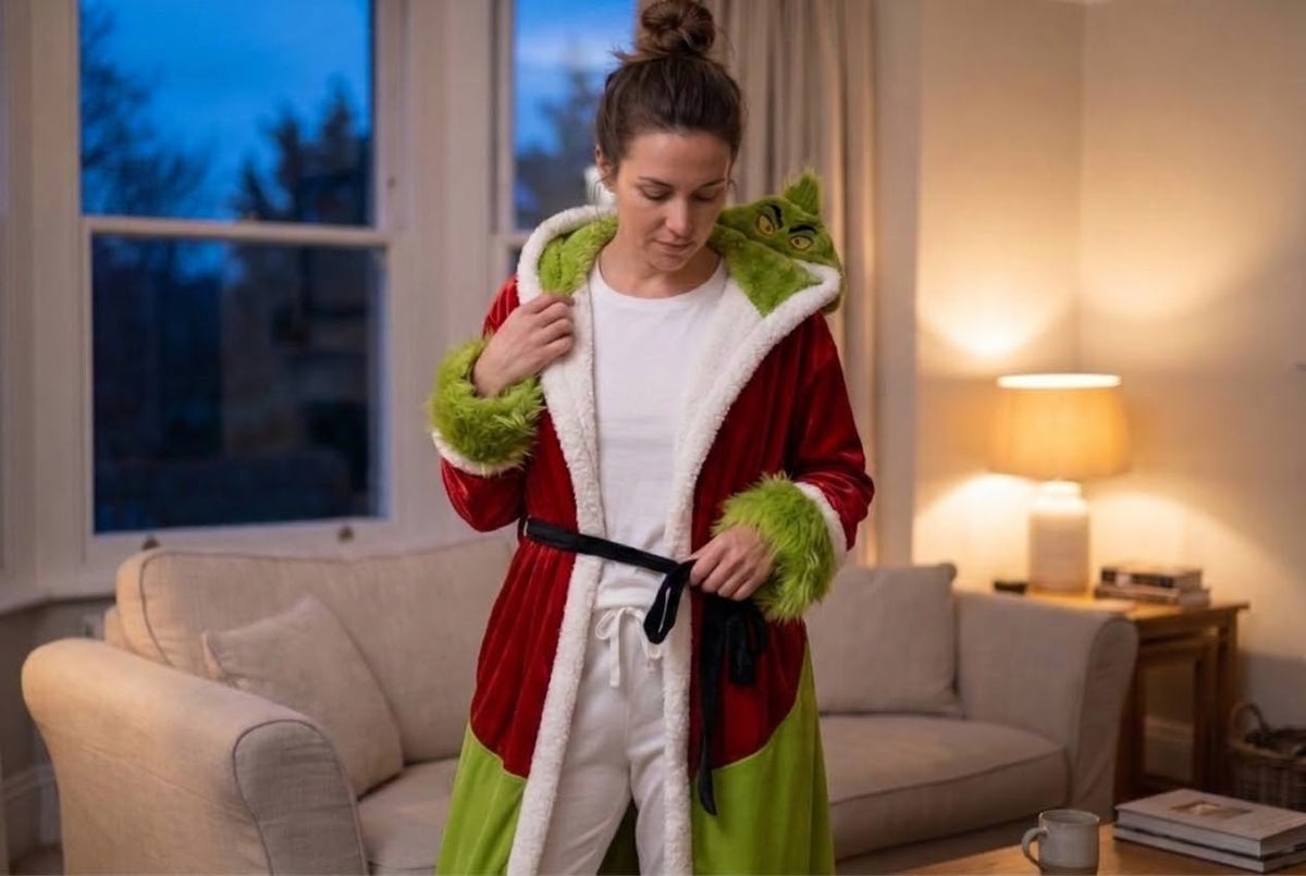 Adulte branchant une batterie externe à la cape chauffante de Noël
